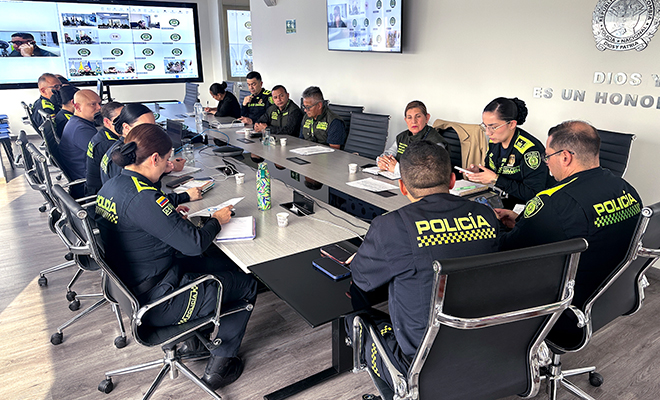 dieciséis uniformados de la Policía y funcionarios de sanidad reunidos, para temas de salud con las veedurías