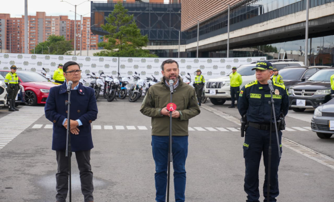 Autoridades locales y policía de Bogotá entregan automotores recuperados