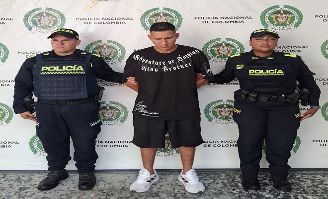 Persona capturada del cartel de los más buscados con policías 