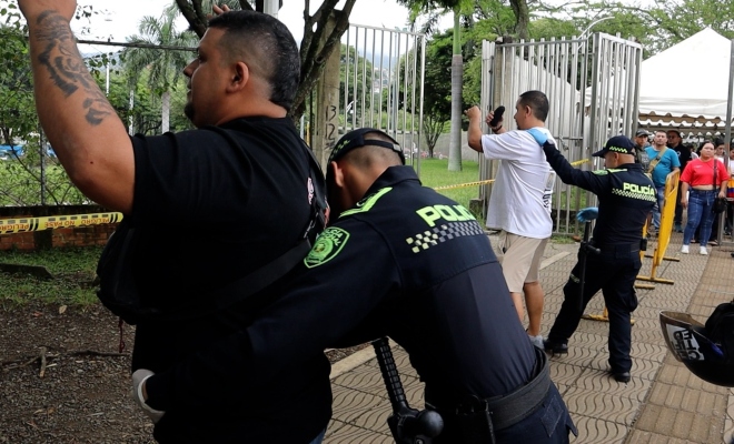 Policías realizan registros a personas en jornada electoral