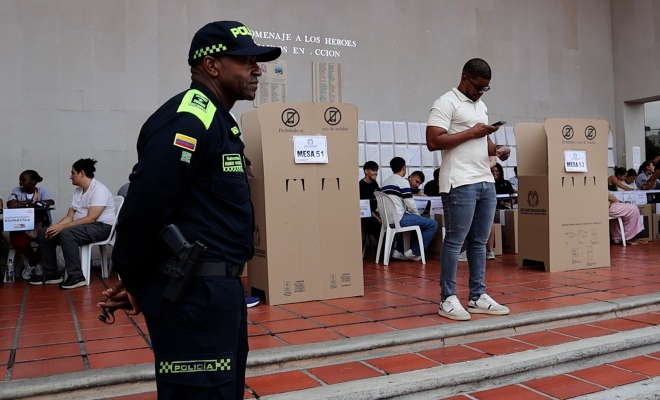 Polic&iacute;a en puesto de votacion alcaldia Cali