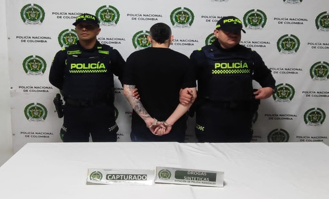 Dos policías y un capturado