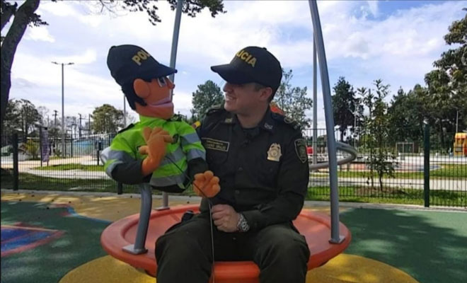 Conozca la historia de cómo este hombre lleva alegría y seguridad a través de títeres.  