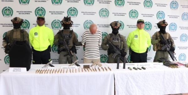 seis polic&iacute;as al lado de un hombre capturado con material incautado