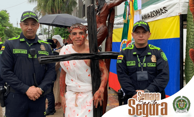 Dos polic&iacute;a persona civil bandera y una cruz de madera