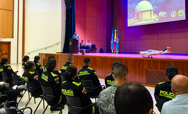 Uniformados participando en ponencia de investigaci&oacute;n