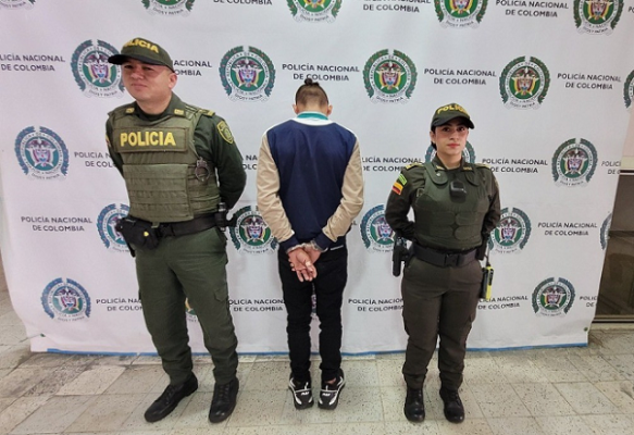 Capturado en flagrancia por el delito de simulación de investidura  Capturado en flagrancia por el delito de simulación de investidura