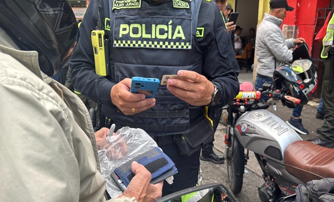 Policía solicitando antecedentes