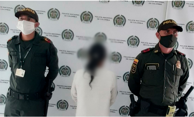 La mujer agredió físicamente a un policía tratando de impedir el procedimiento. Capturada ciudadana por el delito de violencia contra servidor público
