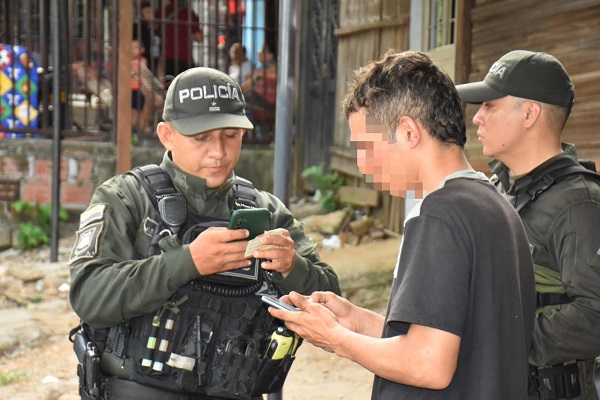 Dos Policías solicitan antecedentes a un ciudadano durante actividades de control
