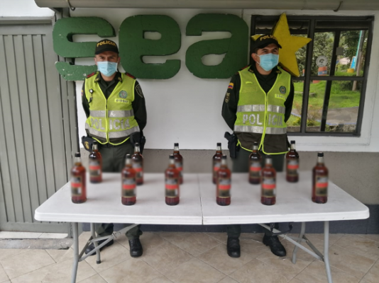 el licor está avaluado en $600.000 en Manizales incautamos 12 botellas de licor de contrabando