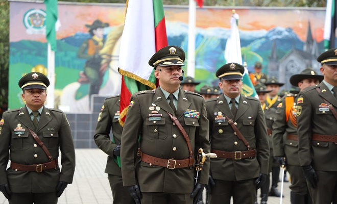uniformados en la escuela de carabineros alejandro gutierrez