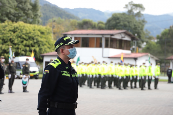 La dinámica institucional en las proyecciones de dirección y mando Policía recibiendo el mando de la policía en manizales