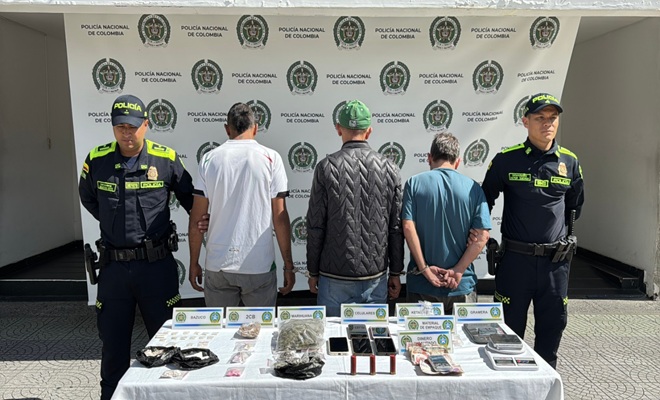 dos uniformados, tres capturados y estupefacientes incautados