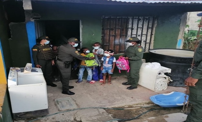 Policías reunidos con comunidad