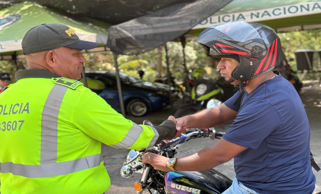 el saludo de buenos días que nunca falta, policía haciendo un correcto manejo de su labor en las vías