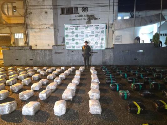 Un policía al lado de estupefacientes