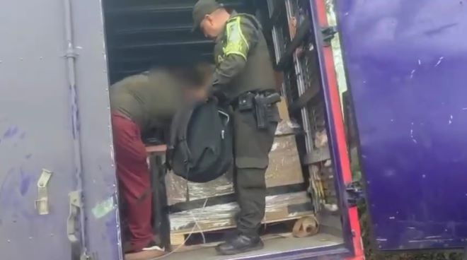 Un policía al lado de un hombre en un camión 