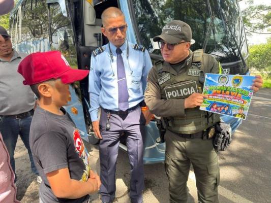 un policía realizando controles en las vías con los pasajeros