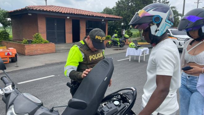 un policía realizando registro a dos ciudadanos