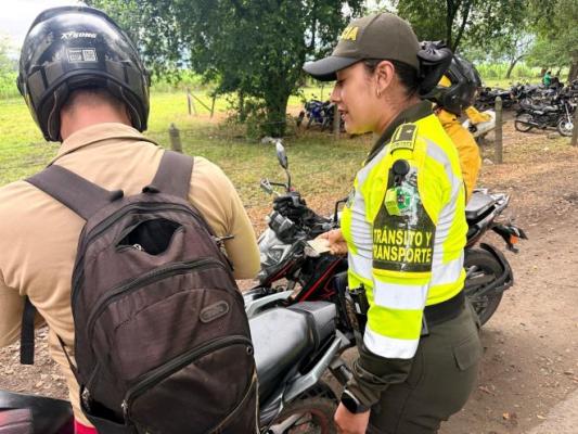 un policía realizando revisión de documentos a ciudadanos