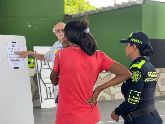 una policía al lado de una ciudadana un especialista