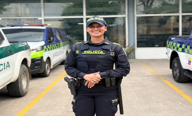 uniformada en horas de la tarde cumpliendo con amor su vocación 