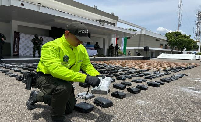 Uniformado inspecciona los elementos incautados durante el procedimiento.