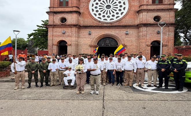 Personal policial, veteranos de la Fuerza P&uacute;blica y autoridades participantes en la conmemoraci&oacute;n del D&iacute;a del Veterano.