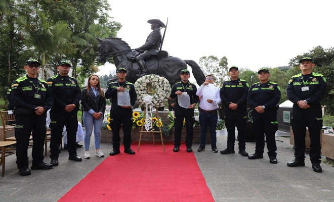 Grupo de policías que conmemoran las víctimas del conflicto armado 