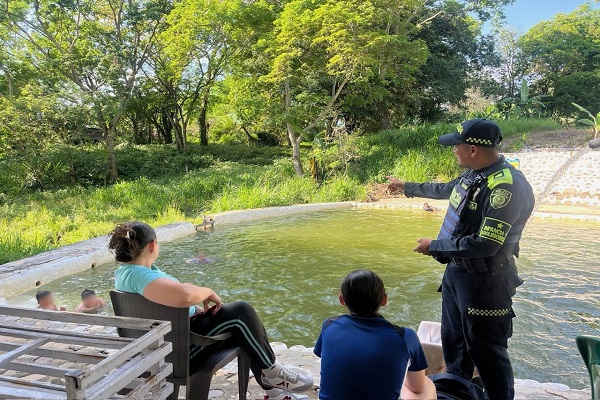 Polic&iacute;a de infancia y adolescencia compartiendo recomendaciones a dos ciudadanas en centro recreativo