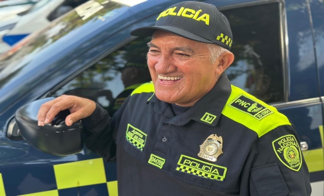 Agente, con mas de cuatro decadas portantdo el uniforme con orgullo 
