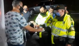 Compartimos una taza de agua de panela y brindamos recomendaciones a todos los conductores en el páramo de letras Policía de tránsito en Manizales realiza campaña de prevención para disminuir la accidentalidad vial