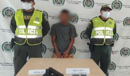Por hurto y porte ilegal de armas de fuego capturan a un particular en el distrito de Riohacha Una persona capturada-un arma de fuego-dos policías- celulares