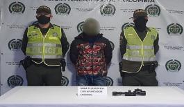 el accesorio lo portaba encaletado en un maletín Capturado con mira para fusil