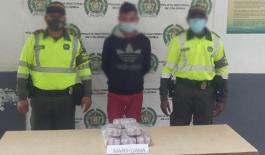 Capturamos a un hombre que iba como pasajero en un bus interdepartamental con 5 kilos de marihuana Capturado con marihuana-pasajero de bus con estupefaciente-kilos de marihuana-peaje de Tucurinca-Zona Bananera-plan 100 contra el microtráfico-policía de tránsito