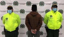 Capturamos a una persona que había agredido con arma de fuego a un ciudadano en Nobsa una persona capturada-policías custodiando