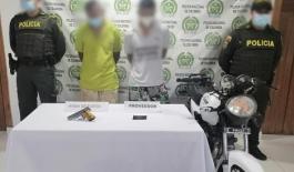Capturamos a dos hombres tras intentar huir en La Apartada Los sujetos se movilizaban en una motocicleta portando un arma de fuego tipo pistola con munición.