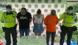 Dos hombres y una mujer capturados por transportar 20 gramos de cocaína tipo tusi Dos-hombres-y-una-mujer-capturados-por-transportar-20-gramos-de-cocaína-tipo-tusi