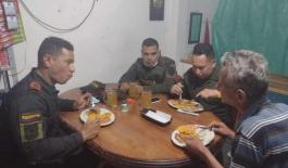 en_toledo_la_policia_apadrino_a_un_adulto_mayor_quien_no_pudo_llegar_a_su_destino_por_cierre_de_via en_toledo_la_policia_apadrino_a_un_adulto_mayor_quien_no_pudo_llegar_a_su_destino_por_cierre_de_via