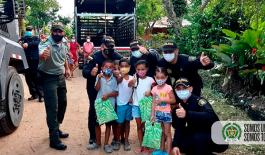Con nuestro Grupo ESMAD, llegamos a Mateo Gómez para entregar kits escolares a niños y niñas de escasos recursos Entrega-de-kits-escolares