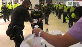 Somos uno, somos todos en la prevención del COVID-19 Momento de la entrega de kits a Policías de la estación Candelaria de Medellín