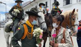 Entregamos_flores_como_gesto_de_acercamiento acercamiento_ciudadano_en_el_centro_histórico_de_Popayán