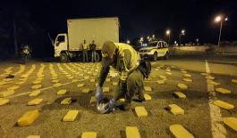 195 kilos de marihuana venían encaletados en la carpa de un camión 195 kilos de marihuana venían encaletados en el techo de un camión