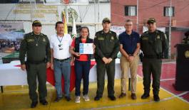 autoridades de Nátaga reciben certificado integrantes_de_la_mesa_principal_con_certificado