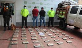 Dos personas capturadas y un vehículo incautado en el que transportaban este alcaloide avaluado en más de 800 millones de pesos Policía incautó 60.000 gramos de cocaína que tenían como destino la capital llanera