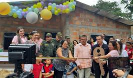 Gracias a corazones solidarios entregamos una vivienda a esta familia policia_para_la_gente