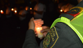 Velatón por el eterno descanso de nuestro compañero y amigo señor Subcomisario en uso de buen retiro Orlando Franco Herrera Vela encendida.