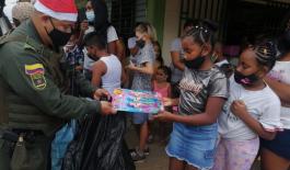 Policía_hace_entrega_de_regalos_en_Santander_de_Quilichao,_Villa_Rica_y_Guapi Policiía_comunitaria_entrega_regalos_a_niños_niñas_en_epoca_navideña