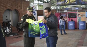 entrega-kit kit-carrera-por-la-policia-2019